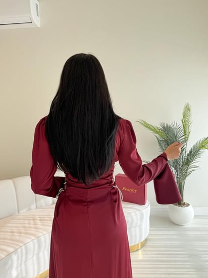 فستان عنابي ناعم بربطات من الخصر