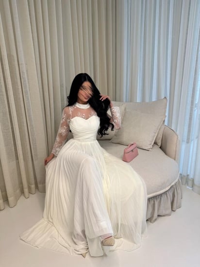 فستان بياض الدانتيل الناعم