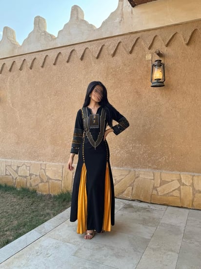 جلابية التأسيس اسود مع كسرات اصفر