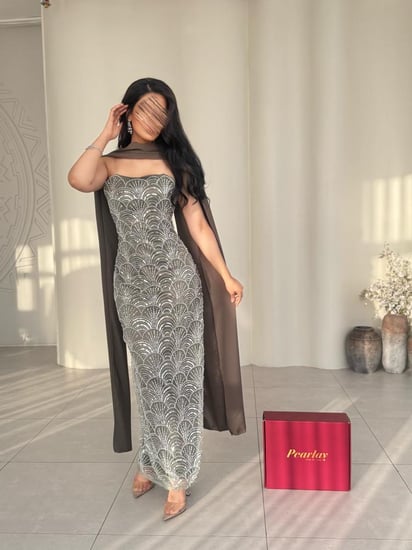 مطرّز بالكريستال مع وشاح شيفون