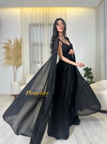 فستان اسود طويل باكمام مفتوحه