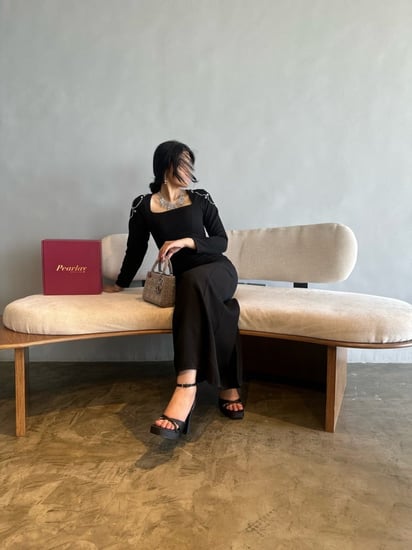 فستان أسود باكمام طويله مرصعه بكريستال