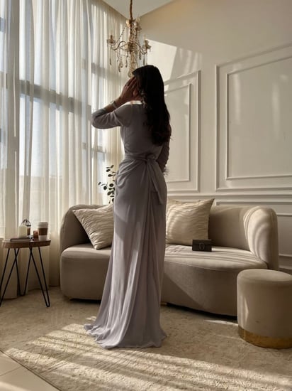 فستان رمادي بأكمام طويله ريش