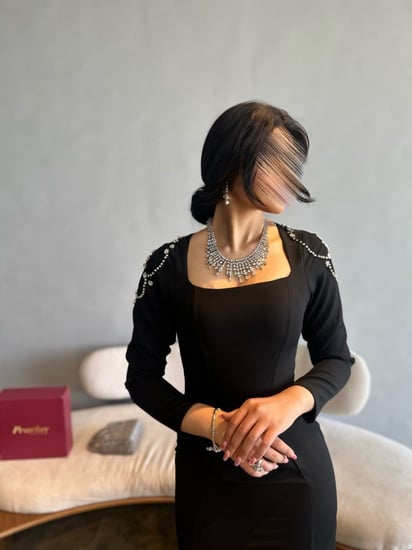 فستان أسود باكمام طويله مرصعه بكريستال