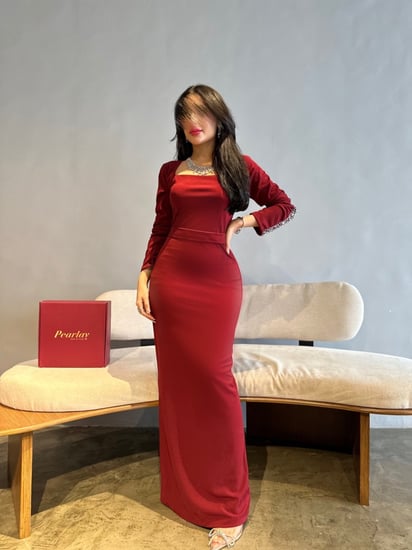 فستان بأكمام مزينه بكريستالات