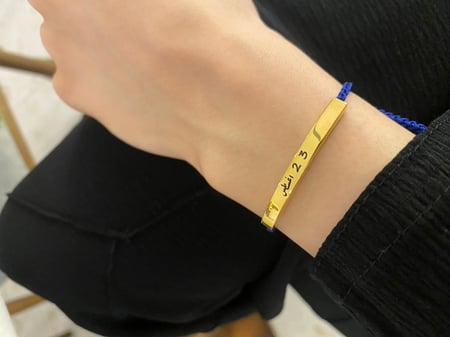 اسواره ذهبيه بخيط ملون حبه واحده