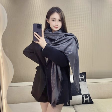 Lv scarf