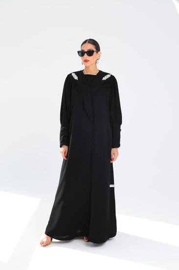 عباية سوداء مطرزة
