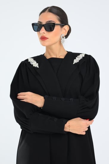 عبايات سوداء مطرزة بالكريستال