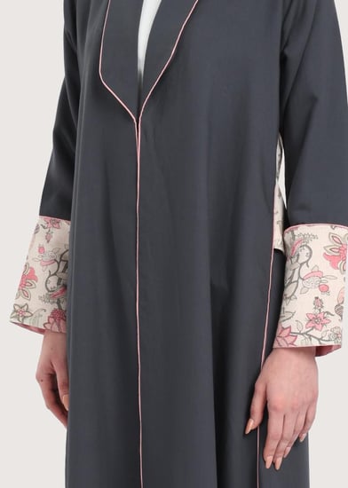 عباية مفتوحة