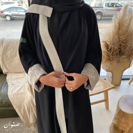 عباية صنوان مع كلفة من الأمام, وفي الطرحة وأكمام بقماش لاميّ لامع