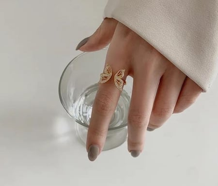 خاتم عناق الفراشة