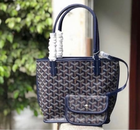 ‏goyard dark blue ( ازرق غامق )