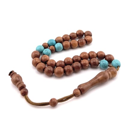 سبحة خشب جوز الكوك الطبيعي المطعم بالفيروز 8 ملم على لونة