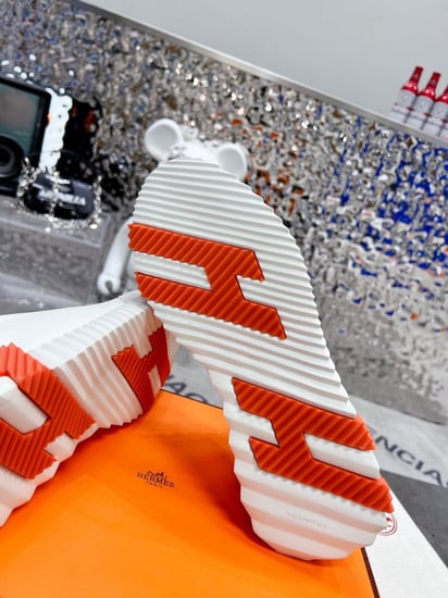 Bouncing sneaker