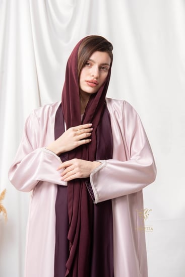 عباية وردية بفستان داخلي وأكمام مشكوكة  Z6077