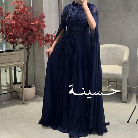 فستان كحلي غامق بلمعة أنيقة