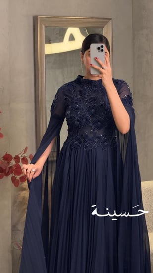 فستان كحلي غامق بلمعة أنيقة