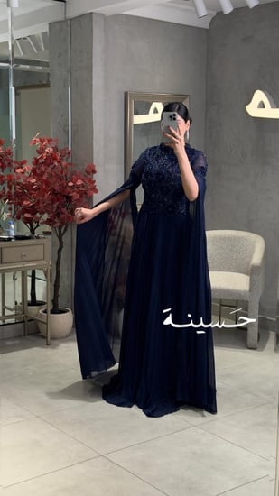 فستان كحلي غامق بلمعة أنيقة