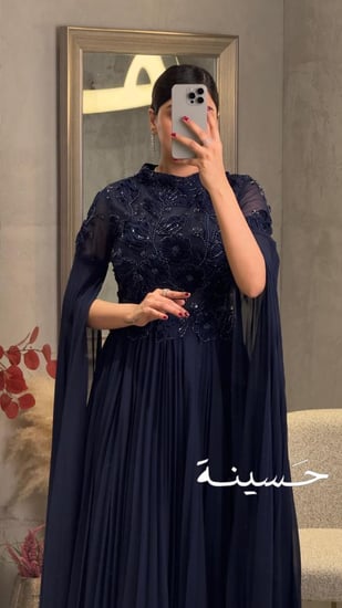 فستان كحلي غامق بلمعة أنيقة