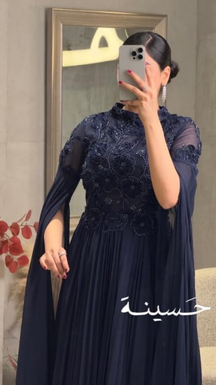 فستان كحلي غامق بلمعة أنيقة