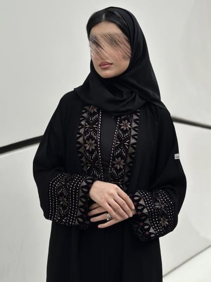 عباية ملونه فاخرة بتصميم عصري وأنيق