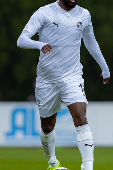 طقم نيوم الأبيض2025