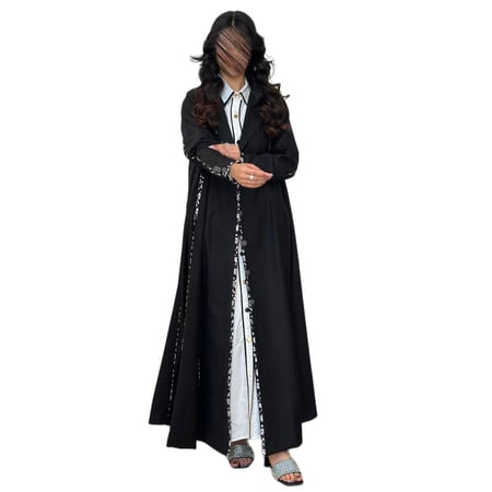 عباية كلوش لون أسود مزينة باطراف مشجرة