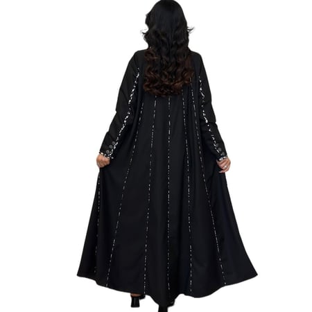 عباية كلوش لون أسود مزينة باطراف مشجرة