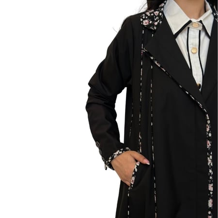 عباية كلوش لون أسود مزينة باطراف مشجرة