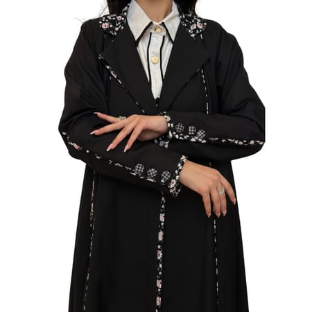 عباية كلوش لون أسود مزينة باطراف مشجرة