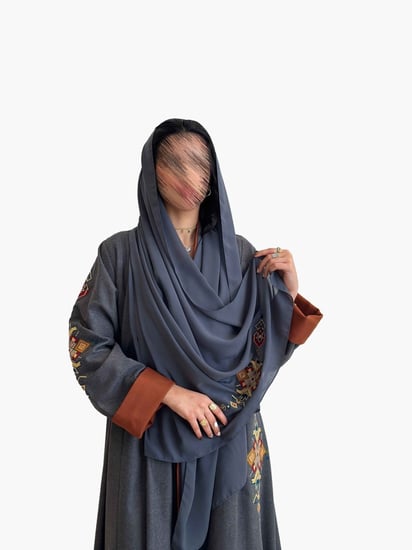 عبايه كلوش بتطريز تراثي - رمادي فاتح