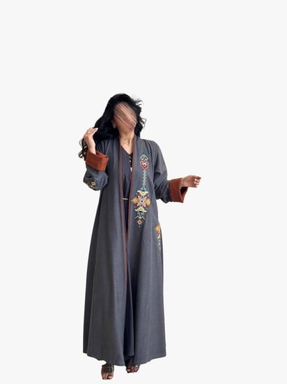 عبايه كلوش بتطريز تراثي - رمادي فاتح
