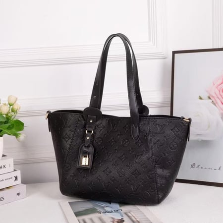 شنطة نسائية فاخرة Louis Vuitton