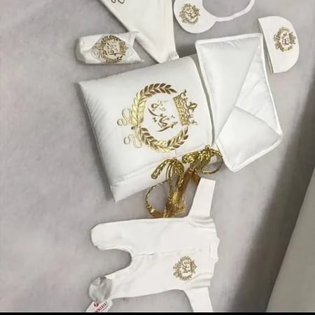 طقم بيبي بالاسم مطرز