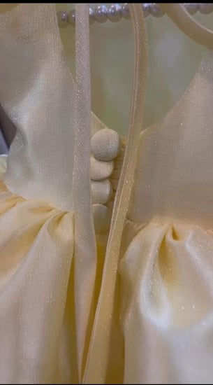 فستان انيق وناعم باللون الأصفر ليموني  مع فتحة على ظهر وازارير