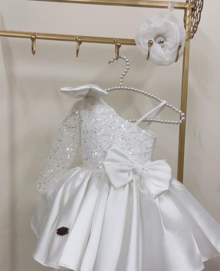 فستان انيق و فخم  ابيض مطرز مع وشاح تطريز