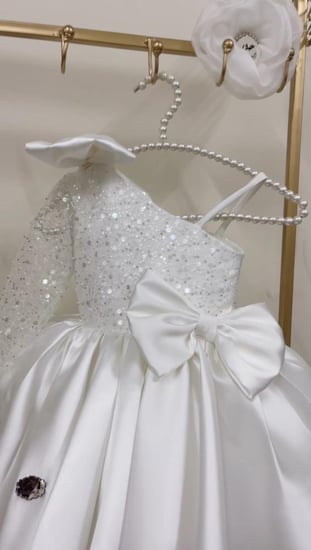 فستان انيق و فخم  ابيض مطرز مع وشاح تطريز