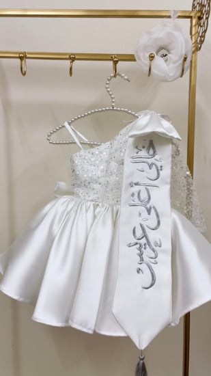 فستان انيق و فخم  ابيض مطرز مع وشاح تطريز