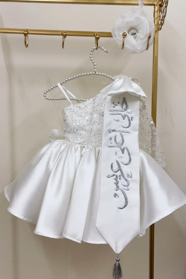 فستان انيق و فخم  ابيض مطرز مع وشاح تطريز