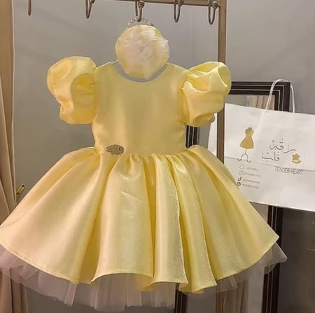 فستان انيق وناعم باللون الأصفر ليموني  مع فتحة على ظهر وازارير