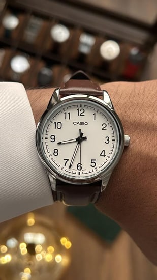 كاسيو انالوج جلد ميناء ابيض