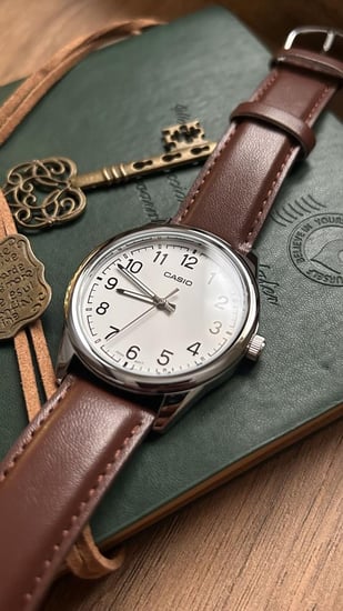 كاسيو انالوج جلد ميناء ابيض