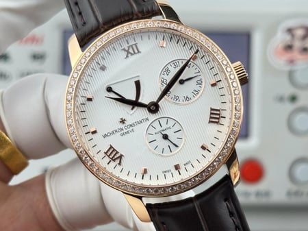 ساعة يد مستوحاة من ماركة عالميه