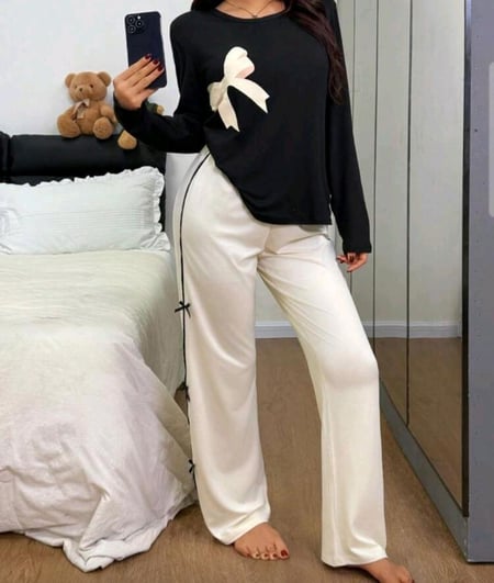 بيجامة نسائية بياقة مستديرة