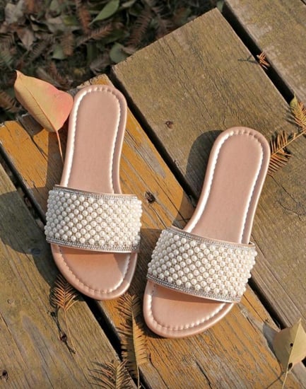 صندل نسائي مزين بلؤلؤ