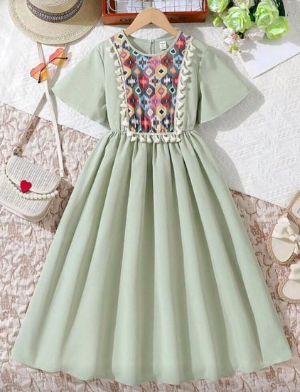 فستان بناتي قصير واسع مزين بشرابات وخصر مطاطي