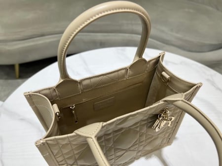 ديور مقاس 26.5 cm