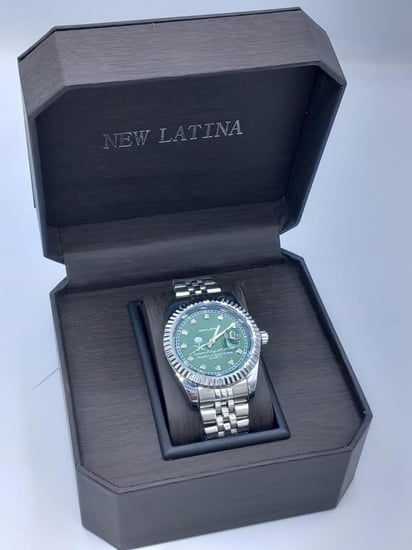 ساعة نيو لاتينا شعار المملكة رجالي ( فصوص )