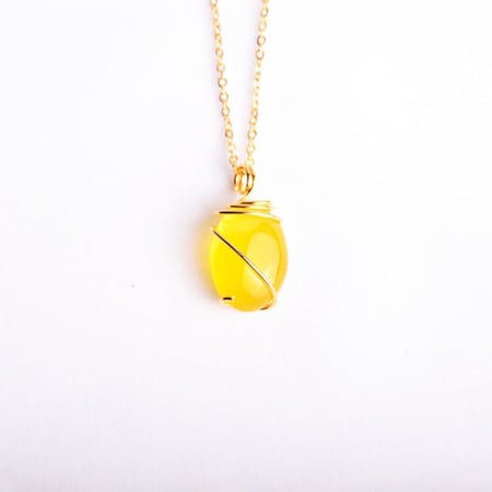 سلسلة من حجر العقيق الاصفر